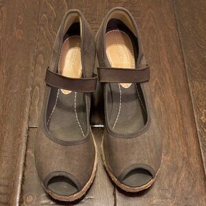 Montego Bay Club Brown Peep-Toe Espadrille Wedges.sz 6